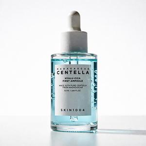 SKIN1004 เซนเทลล่า ไฮยาลู ซิก้า แอมพูล 50 มล. เซรั่มบำรุงผิวสำหรับผิวแห้งแพ้ง่าย - Product Image 1