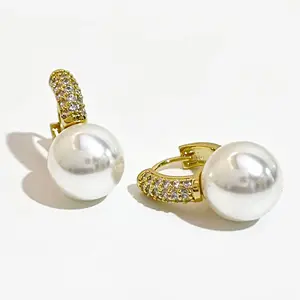 微镶嵌锆石人造珍珠箍耳环女士女士14k金精致几何拥抱耳环品牌灵感珠宝
