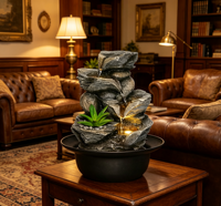 Cascade de roche de style naturel avec accent végétal vert, lumière LED chaude et bassin rond noir pour la décoration de bureau et le soulagement du stress