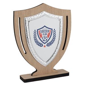 Trofeo Sostenibile in Legno a Forma di Scudo con Piastra Argentata - Product Image 1