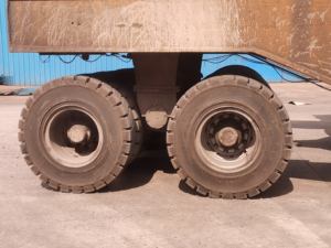 Le fabricant produit des pneus de camion en caoutchouc massif avec jantes fendues robustes 10:00x20 14 00 20 12.00-24 pour les camions remorques - Product Image 1