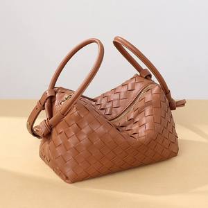 Sac à main tissé pour femme au design original, sac bandoulière polyvalent à fermeture éclair, sac à bandoulière en cuir PU à fermeture éclair, pour toutes les saisons, usage quotidien et voyage - Product Image 1