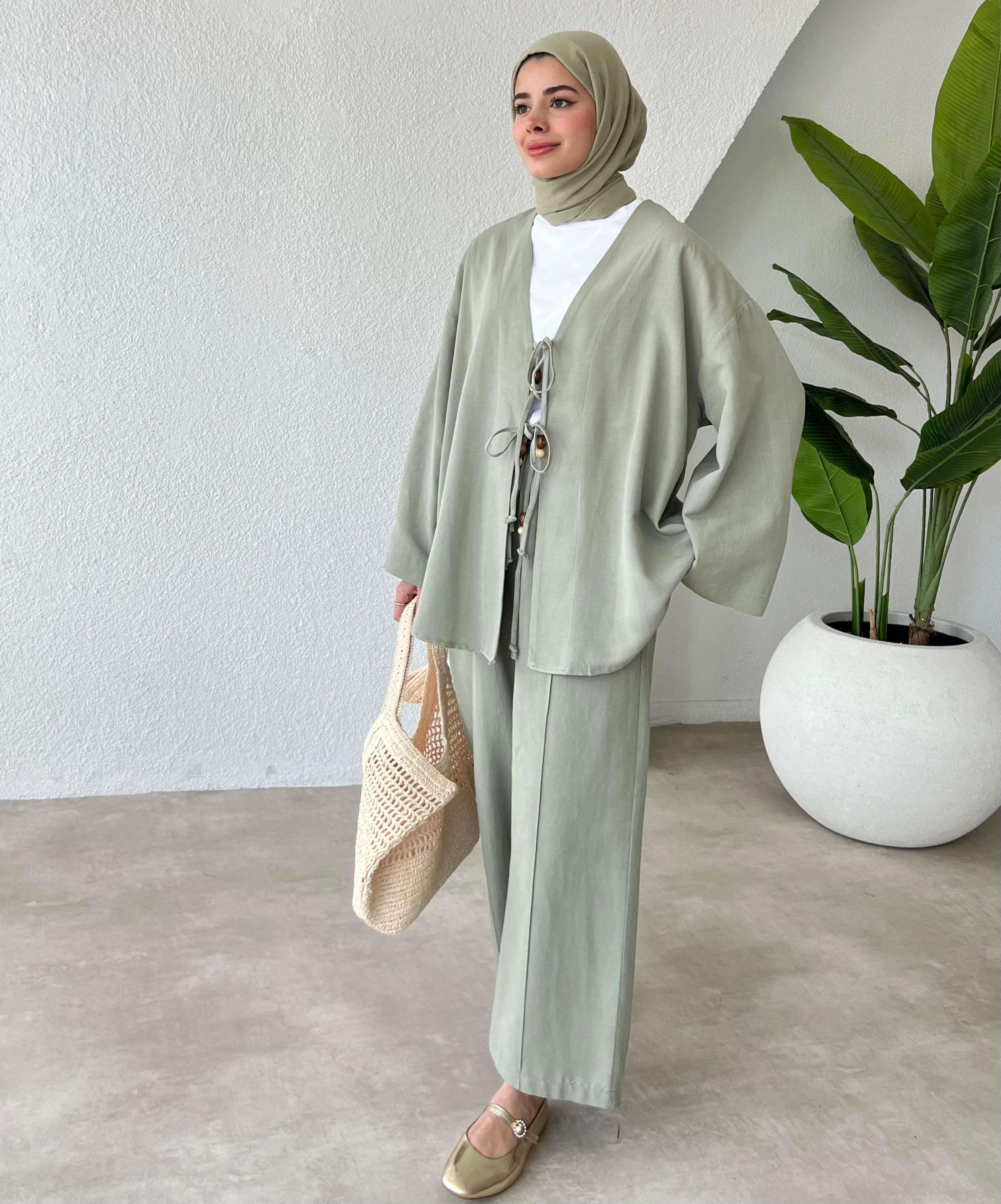 Model Kebaya Satin Elegant Muslim Women's Fashion
