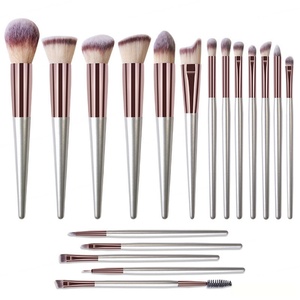 ชุดแปรงแต่งหน้าวีแกน 18 ชิ้น ด้ามไม้สีแชมเปญโกลด์ ขนแปรงนุ่ม สำหรับรองพื้น แป้ง และเครื่องสำอาง - Product Image 1
