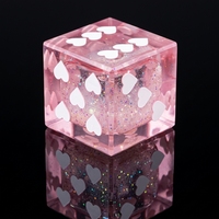 1 pièce de dés D6 en résine rose, remplis de sable mouvant liquide et de paillettes, avec points blancs en forme de cœur, dés carrés transparents pour jeu de table