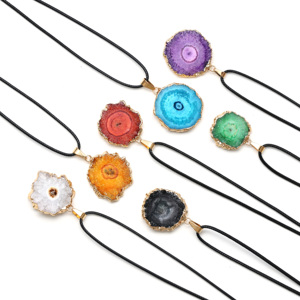 Collier pendentif en tranche d'agate naturelle motif tournesol, bord plaqué or, charme en agate brute avec cordon ciré, vente en gros de bijoux - Product Image 3