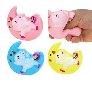 ของเล่นบีบ TPR ขนาด 3.5 นิ้ว ของเล่นบีบรูปยูนิคอร์นสีรุ้ง - Product Image 1