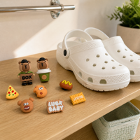 Breloques de chaussures en PVC à design personnalisé, thèmes variés, vente en gros, accessoires de boutons détachables pour sabots, décorations de style mixte à enfiler