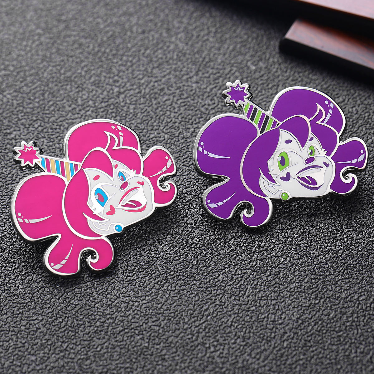 หมุดเคลือบอะนิเมะ