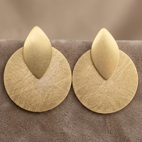 Boucles d'oreilles pendantes unisexes en laiton plaqué or géométriques de Soumya Creations - Bijoux tendance pour les fêtes en provenance du Rajasthan