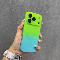 Caractéristiques uniques étui de téléphone en silicone coloré avec film d'objectif couverture de téléphone dégradé de charge sans fil magnétique pour iPhone 17