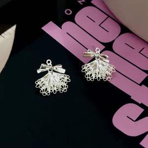 เวนชี่ เอส 925 ต่างหูเงินแท้รูปโบว์ผีเสื้อ ประดับเพชร ดีไซน์น่ารักสดใส สวยหรู ทันสมัย - Product Image 5