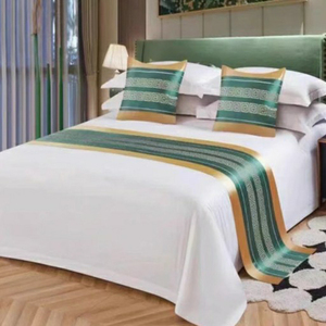 Set Runner da Letto Stile Lusso Europeo Americano, Ricamato con Motivo Geometrico, Tessuto 100% Poliestere 300TC, Runner per Cuscini - Product Image 1