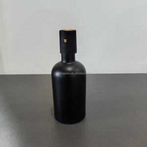 En stock, bouteilles de vin rondes en verre noir mat de 100 ml avec bouchon noir et films rétractables - Product Image 4