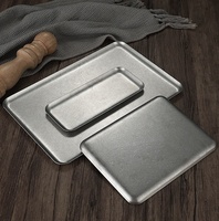 Vintage rechthoekige serveerschaal van roestvrij staal, retro matte metalen dienblad voor steak, friet, brood, augurken, koffieshop.