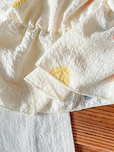 Novedades 2026: Conjunto de 2 piezas para niñas, primavera-verano, top de tela arrugada estilo pastoral con ribete de encaje en forma de corazón y shorts frescos, ropa infantil. - Product Image 5