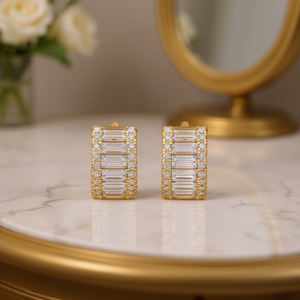 Pendientes Huggie E2110 de Oro con Circonita Cúbica de Corte Esmeralda y Engaste de Canal para Mujer, Joyería Clásica de Moda para Fiesta - Product Image 2