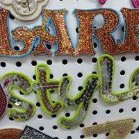 Vente en gros de patchs brodés à paillettes insignes de broderie en tissu personnalisables coeur/fleur/vêtement de forme ronde