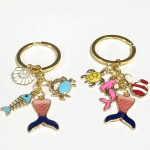 Llavero <span class=keywords><strong>de</strong></span> recuerdo <span class=keywords><strong>de</strong></span> playa único con múltiples dijes: Anillo dorado, <span class=keywords><strong>Cangrejo</strong></span> morado, Delfín <span class=keywords><strong>rojo</strong></span>, Pez azul, Esqueleto, Cola <span class=keywords><strong>de</strong></span> sirena. Regalo. - Product Image 6