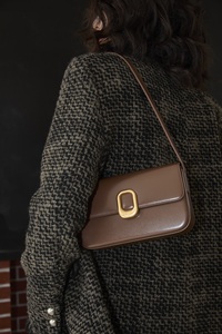 Bolso Cruzado de Piel Vacuna Brillante de Alta Gama para Mujer, Estilo Clásico, Solapa Estructurada, con Herrajes Dorados - Product Image 3