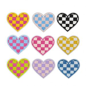 Nouveau Patch Brodé Cœur à Carreaux Thermocollant 4,2*5,2cm pour Décoration de Chapeaux et Sweats à Capuche - Product Image 1