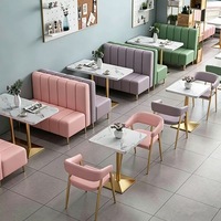 Table à manger en velours rose capitonnée avec plateau en marbre et base dorée, chaise à accoudoirs en velours rose pour café-bistro de luxe