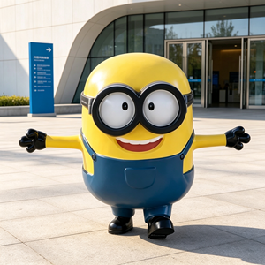 Statue de mascotte <span class=keywords><strong>Minion</strong></span> sur mesure en polyrésine et fibre de verre pour embellissement extérieur de zone touristique et œuvre d'art de vitrine - Product Image 1