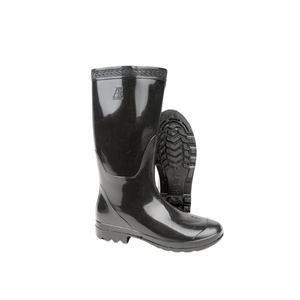 Les bottes AP 9905 BLACK sont en cuir noir résistant avec une semelle noire élégante, alliant style robuste et confort pour une utilisation toute la journée. - Product Image 2