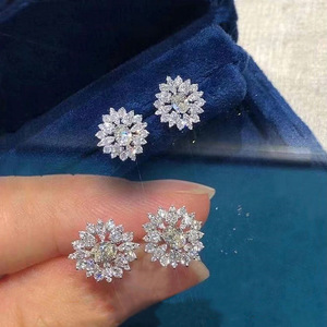 Orecchini a perno con fiore intagliato da donna, stile piccolo e scintillante, gioielli comodi per l'uso quotidiano alla moda - Product Image 1