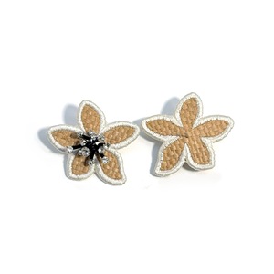 Boucles d'oreilles brodées en raphia avec strass, bijoux floraux bohèmes faits à la main pour femmes, accessoires de vacances - Product Image 5