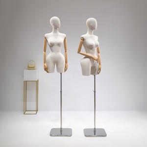 Maniquí de Medio Cuerpo Femenino de Tela de Lino <span class=keywords><strong>con</strong></span> <span class=keywords><strong>Brazos</strong></span> <span class=keywords><strong>Articulados</strong></span> de Madera y Base Dorada para Exhibición en Tiendas de Ropa - Product Image 4