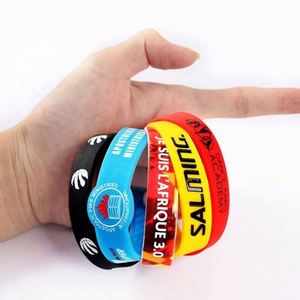Bracelets en tissu écologiques gaufrés fins pour événements sportifs – Vente en gros - Product Image 1
