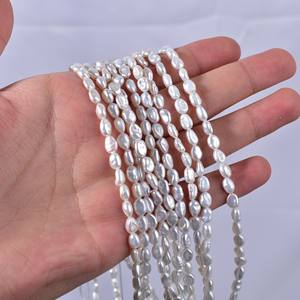 Collier et bracelet en perles d'eau douce naturelles de forme baroque, 4-5 mm, DIY, sans radioactivité, couleur blanc rose, petites perles argentées brisées et dispersées - Product Image 1