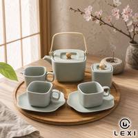 Service à thé en céramique vert sauge avec poignée en bois, théière, tasses, soucoupes, crèmeuse, sucrier, plateau en bois à bords ondulés, style nordique pour la maison, le bureau ou comme cadeau