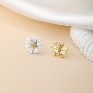 Boucles d'oreilles tendance abeille et petites marguerites, style fleurs fraîches peintes, pour femmes et jeunes filles - Product Image 1