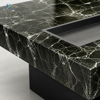 Table basse en marbre vert Alpi naturel Luca |   Table basse carrée en marbre vert foncé et blanc veiné, sur piétement, sur mesure