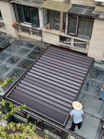 Auvent motorisé de luxe en aluminium pliable avec télécommande, toit à lames rétractables, design autoportant pour patio moderne