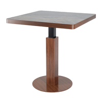 Table de restaurant moderne en pierre frittée carrée avec pieds en fer pour restaurants, cafés et hôtels.