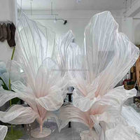Bunga Organza Raksasa Warna Pink Gradasi Buatan Tangan Dengan Alas Penyangga Bunga Kain Transparan Besar