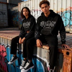 Hoodie unisexe personnalisé, coupe ample et courte, style streetwear vintage, délavé et vieilli, épais, avec broderie de strass et imprimé graphique - Product Image 1