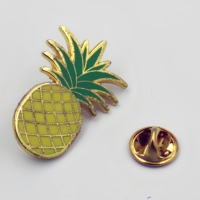 Vente en gros de badges en métal émaillés modernes personnalisés 30mm, impression UV, motifs de dessins animés mignons, accessoire vestimentaire