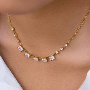 Collar de Cristal con Cadena Dorada, Zirconia Cuadrada con Engaste en Bisel, Diseño Geométrico, para Uso Diario - Product Image 2