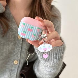 Étui pour écouteurs Apple AirPods 4, motif rayures bleues, pendentif cœur ovale fraise, protection intégrale antichoc - Product Image 1