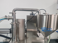 Machine de remplissage de bouteilles entièrement automatique en acier inoxydable avec pompe à engrenages pour liquides et pâtes, idéale pour les cosmétiques, le shampoing, la crème et les détergents.