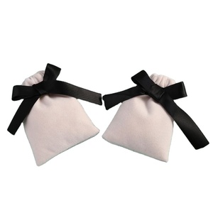 Sacs à cosmétiques en velours noir de luxe 8*10cm avec cordon de serrage, pochettes d'emballage cadeau en velours, logo personnalisable, recyclables, pour rouges à lèvres - Product Image 1
