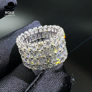 9-18K ホワイトゴールド メンズ ワイド ダイヤモンド リング、ラボグロウン エメラルドカット ダイヤモンド ラウンドカット、4本爪パヴェセッティング。 - Product Image 3