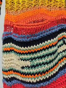 "Cárdigan con capucha de arco iris vibrante para hombre con diseño geométrico colorido y elegante detalle de flecos para una declaración de moda audaz." - Product Image 4