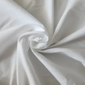 Pemasok Changxing kain poliester anyaman polos disikat serat mikro putih dikelantang dalam gulungan