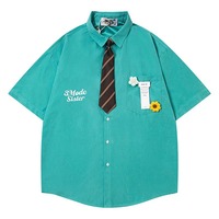 Chemise à manches courtes de style américain vintage avec lettres brodées et petits accents floraux ; Coupe ample décontractée pour couples, unisexe, été