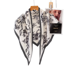 Bufanda triangular Angelina de 135x60 cm con estampado floral, accesorio de moda para mujer - Product Image 1